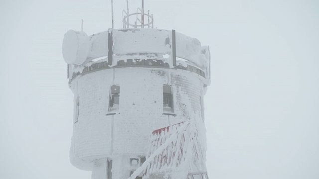 “CU LA拍摄的覆盖雪塔，华盛顿山天文台，白色的天空/北康威，新罕布什尔州，美国”视频素材