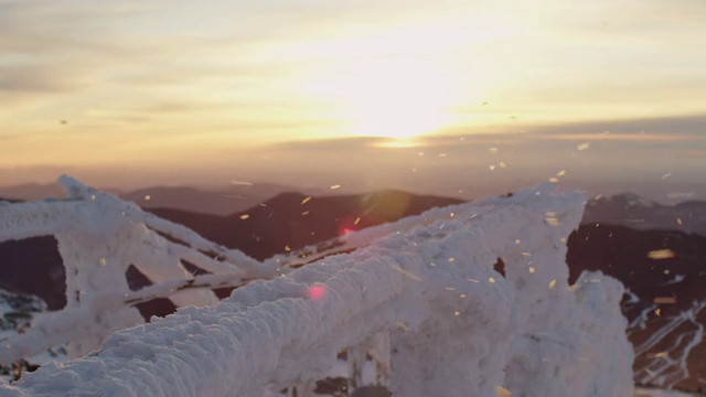 “CU SLO MO拍摄的冰雪覆盖的大桥，风中飘散的五彩纸屑，日出时的山脉/北康威，新罕布什尔州，美国”视频素材