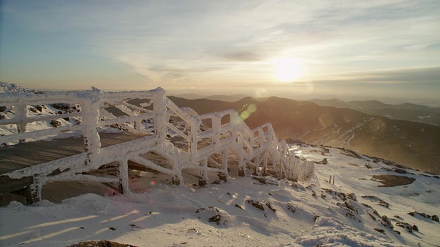 “华盛顿山天文台的全景图，雪山覆盖的桥，强风，日出/北康威，新罕布什尔州，美国”视频素材