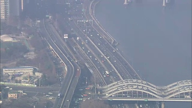 黄尘中奥运高速公路和63号楼鸟瞰图视频素材