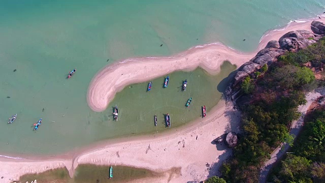 4 k。空中飞行在白色的沙滩和美丽的蓝色海洋。视频素材