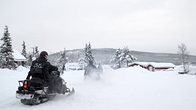 瑞典尤卡斯亚维(Jukkasjarvi)雪地摩托出发视频素材