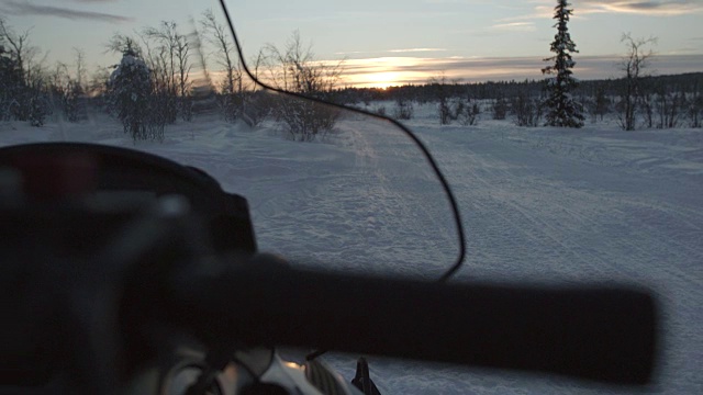 日落雪地摩托/ Jukkasjarvi，瑞典视频素材