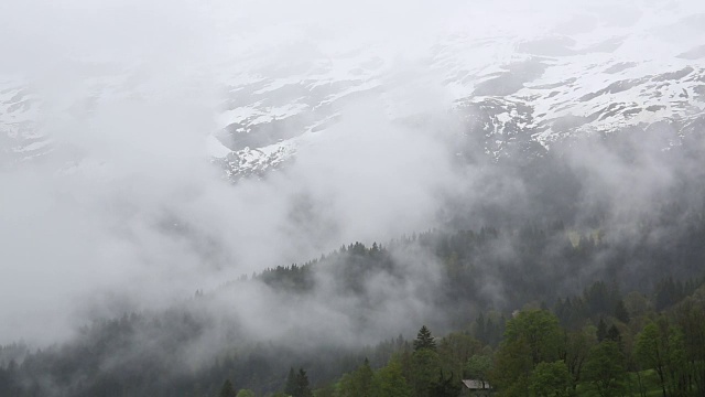 风暴云经过雪山的时间流逝视图视频素材