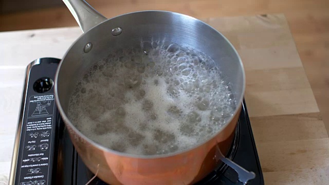 在锅里煮米饭视频素材