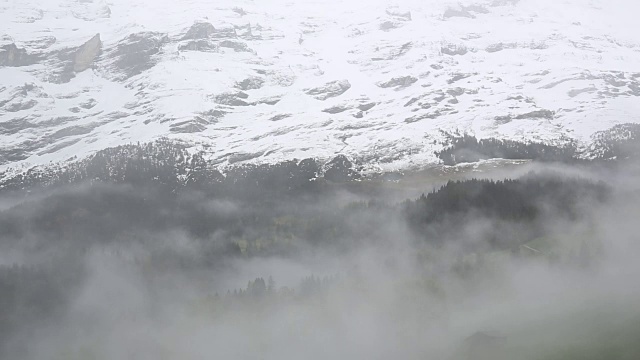 风暴云经过雪山的时间流逝视图视频素材