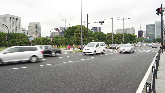 东京道路上繁忙的交通和现代化的建筑视频素材