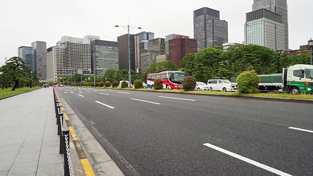 东京道路上繁忙的交通和现代化的建筑视频素材