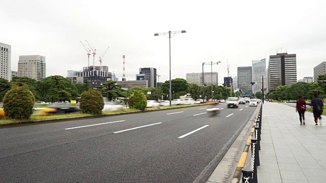 东京道路上繁忙的交通和现代化的建筑视频素材