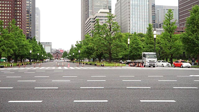 东京道路上繁忙的交通和现代化的建筑视频素材