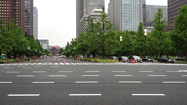 东京道路上繁忙的交通和现代化的建筑视频素材