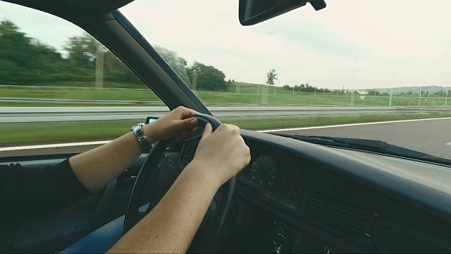 一名男子冒着暴雨在高速公路上开快车视频素材