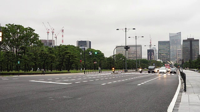 东京道路上繁忙的交通和现代化的建筑视频素材