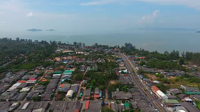 4 k。空中飞行海港和美丽的蓝色海洋视频素材