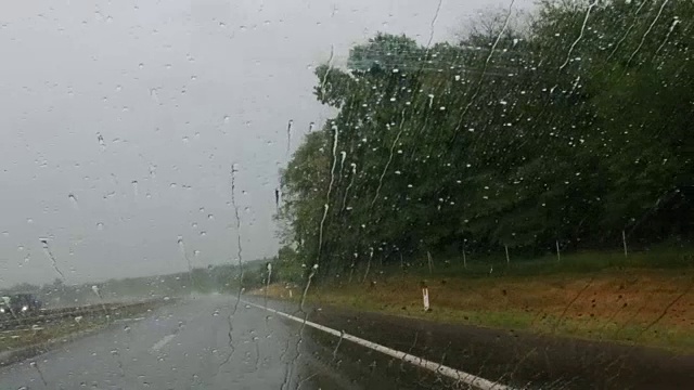 在快速驾驶过程中，雨点会落在挡风玻璃上视频素材