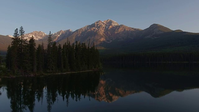 与湖和山的空中飞过视频素材