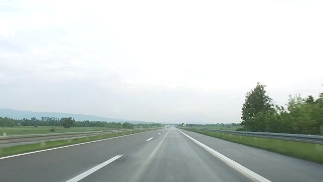 高速公路视野透过汽车挡风玻璃与雨滴和雨刷视频素材