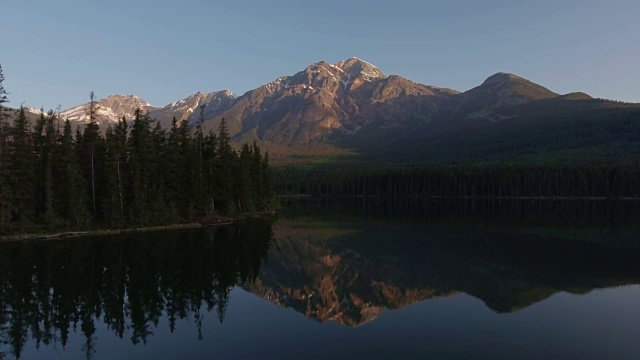 空中横向拍摄的湖和山视频素材