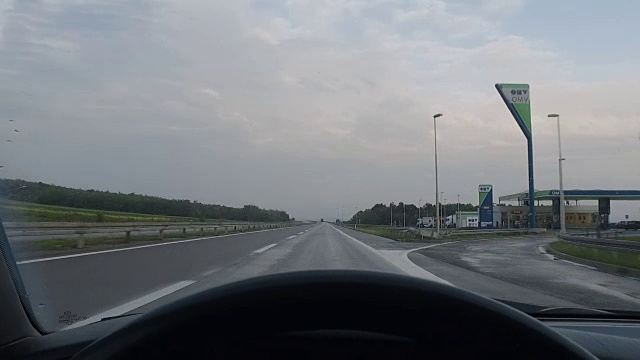 高速公路上空乌云密布视频素材