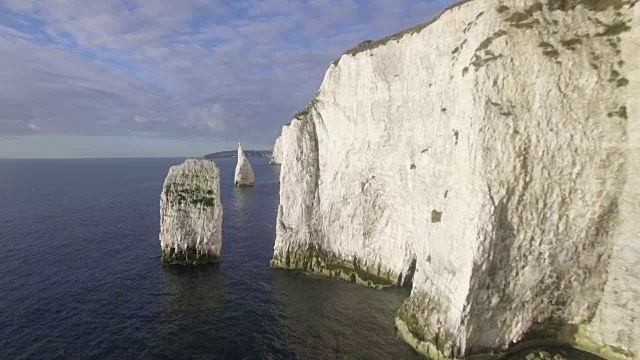 英国多塞特郡波贝克岛多塞特海岸老哈里岩附近的白垩悬崖视频素材