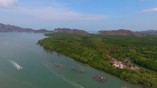 4 k。空中飞行海港和美丽的蓝色海洋视频素材