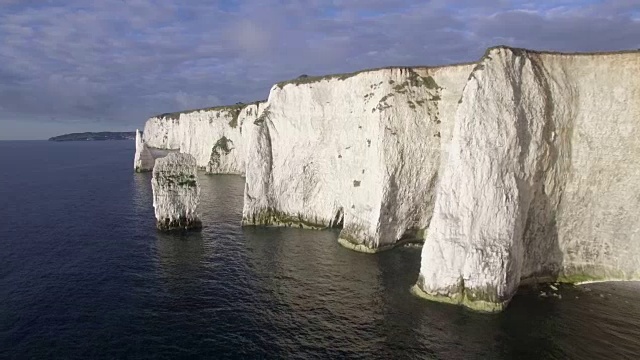 英国多塞特郡波贝克岛多塞特海岸老哈里岩附近的白垩悬崖视频素材