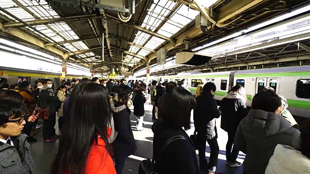 乘客们正等着登上拥挤的山手线，乘客们纷纷下车。早上在JR新宿车站上班的拥挤景象。视频素材