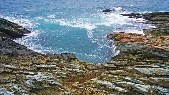 平静的海浪拍打着多岩石的海岸视频素材