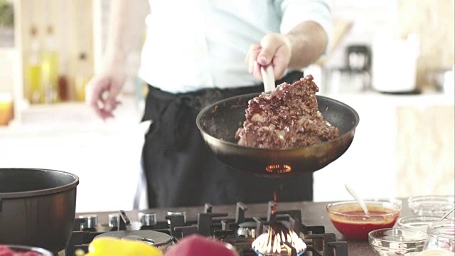 厨师烹饪肉酱视频素材