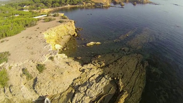 鸟瞰图的船只和岩石海岸线在小港口伊比沙，西班牙视频素材