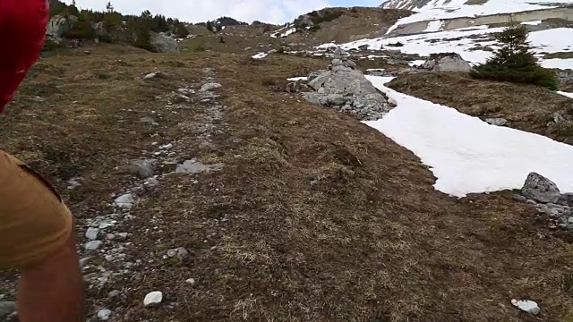 男性徒步者攀登崎岖的春天山路朝向山面视频素材