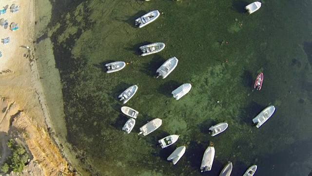 顶部鸟瞰小海滩和港口伊比沙岛，西班牙视频素材