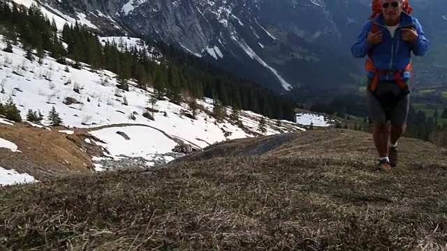 男徒步者攀登小圆石欣赏山景视频素材