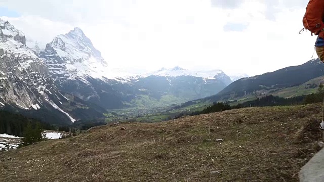 男徒步者攀登小圆石欣赏山景视频素材