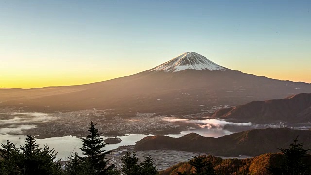 4K延时:富士山日出川口湖鸟瞰图视频素材