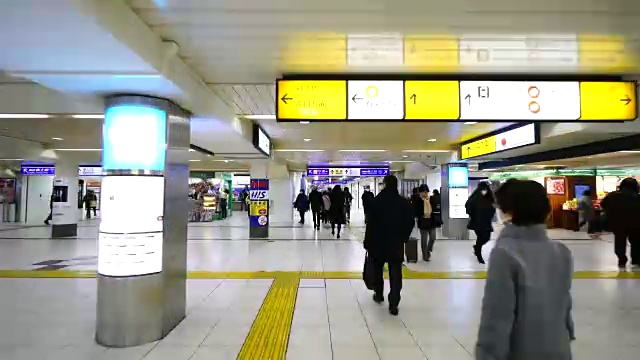 池袋站清晨的通勤场景十分拥挤。池袋站的乘客正在迁移地下通道。视频素材