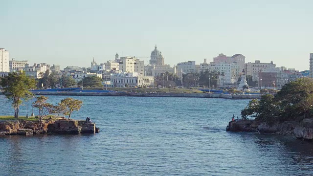 古巴哈瓦那的城市天际线从海湾的另一边。平静的加勒比海。像当地人一样旅行视频素材