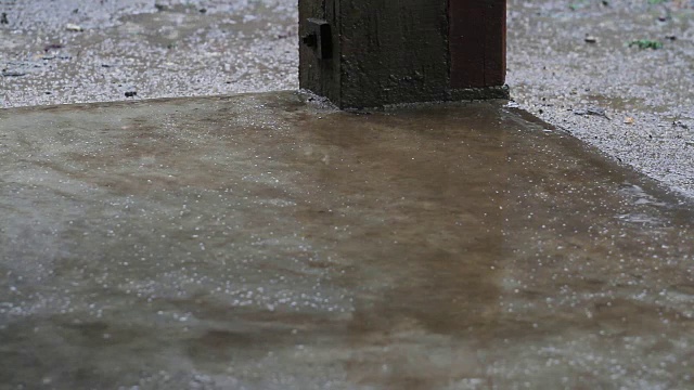 在雨季，雨落在地板上视频素材