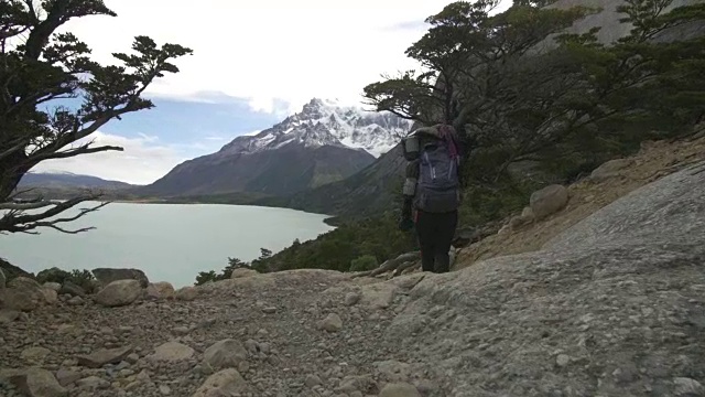 在智利巴塔哥尼亚徒步旅行的女人视频素材