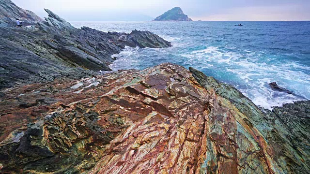 平静的海浪拍打着多岩石的海岸视频素材