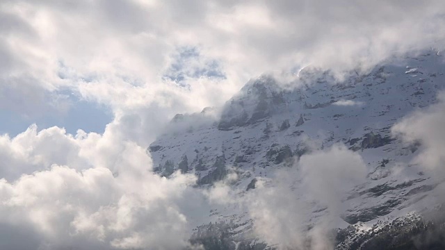 时间流逝的观点，云经过雪山视频素材