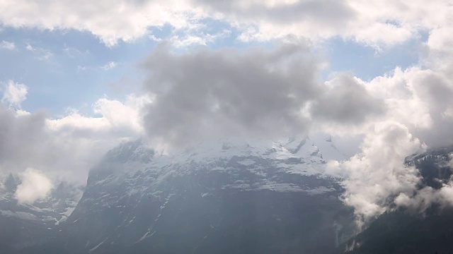 时间流逝的观点，云经过雪山视频素材