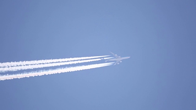 蓝天上的喷气式飞机。波音747 - 8 - b5。HL7633。ICN-FRA。海拔34000英尺/ 10363 m。Speed488节/ 903 km / h。视频素材