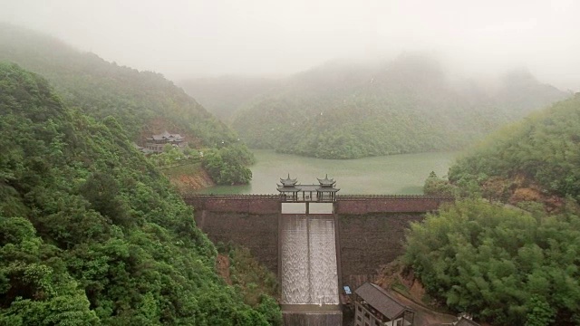 在原始森林中建有大型水坝视频素材