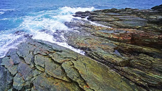 平静的海浪拍打着多岩石的海岸视频素材