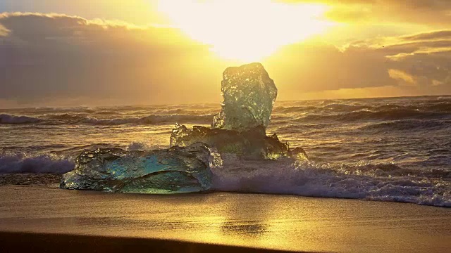 浪花溅起海滩上的冰山视频素材