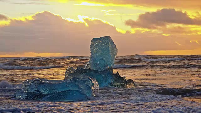 SLO MO海浪粉碎冰山视频素材