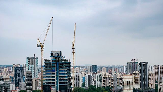 建筑工地:从白天到夜晚的延时拍摄视频素材