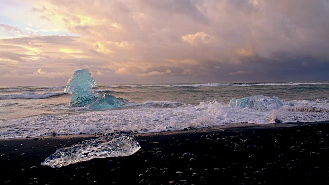 SLO MO海浪粉碎冰山视频素材