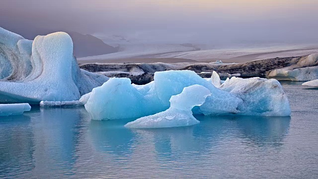 冰山在Jokulsarlon泻湖视频素材